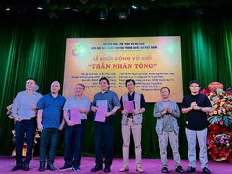 Tôn vinh bậc minh quân bỏ ngai vàng đi tu bằng nghệ thuật xiếc và cải lương