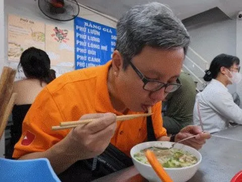 Khách nước ngoài thử phở gà 150.000 và 60.000 đồng ở Hà Nội, kết luận 1 điều