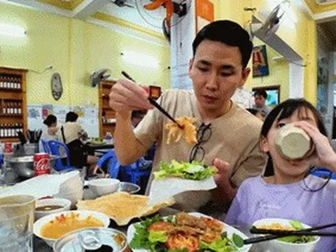 Khách Nhật thử món 'ăn tươi nuốt sống' ở Việt Nam, từ lo lắng đến nức nở khen