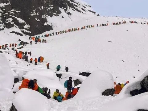 Thói 'sống ảo' đẩy hàng trăm người vào hiểm cảnh ở Everest