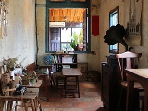 Quán cà phê 'bí ẩn' ở chung cư trăm tuổi TPHCM, mỗi ngày chỉ đón hơn 10 khách