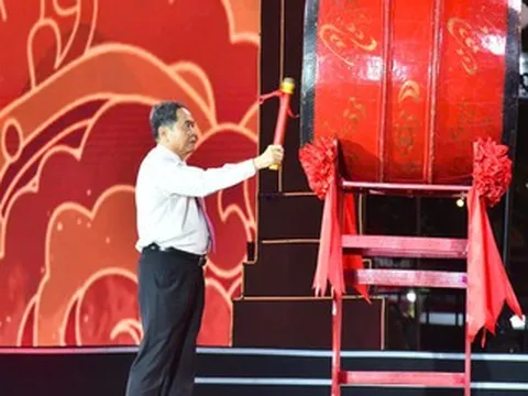 Chủ tịch Quốc hội Trần Thanh Mẫn đánh trống khai hội Côn Sơn - Kiếp Bạc