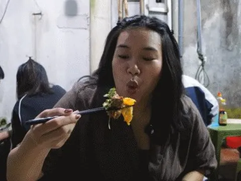 Món ăn trong ngõ hẹp Hà Nội khiến khách Tây mê mẩn, khen đáng thử ngày mưa