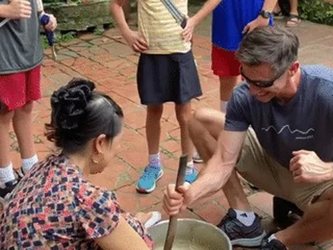 Khách Tây 'toát mồ hôi' làm đặc sản Việt, cười vang giữa sân nhà cổ ở Hà Nội