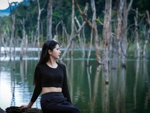 'Rừng chết' giữa hồ xanh ở Măng Đen, cảnh đẹp lạ hút khách check-in