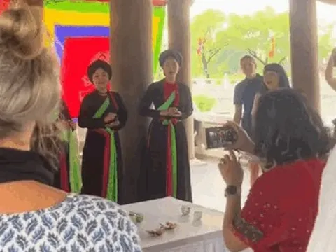 Bất ngờ danh tính nhóm du khách hát 'Bèo dạt mây trôi' ở Bắc Ninh