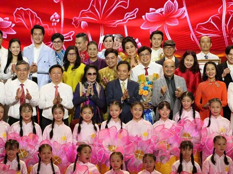 Đan Trường, Lâm Vỹ Dạ và nhiều nghệ sĩ xúc động tham dự sự kiện lớn về văn học - nghệ thuật TP HCM