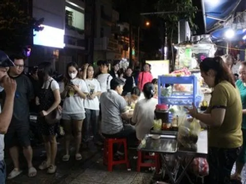 Giữa đêm, khách xếp hàng dài chờ ăn hủ tiếu ở vỉa hè TPHCM