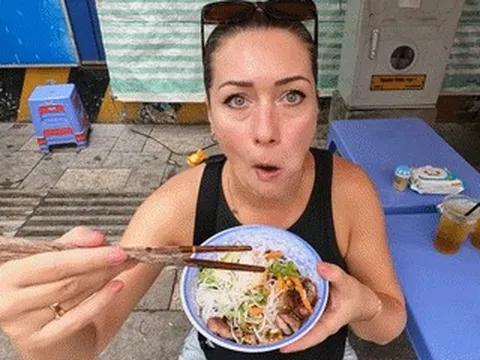 Khách Tây thử món bún vỉa hè giá 70 nghìn, khen 'ngon nhất từng ăn ở TPHCM'