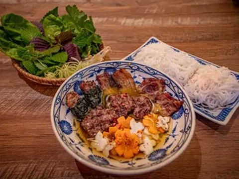 Vợ chồng Việt - Mỹ bán bún chả, phở chiên phồng, lọt top 50 quán tốt nhất Mỹ