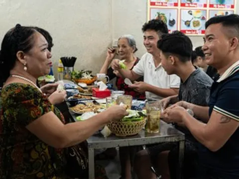 Vợ chồng 31 năm bán bánh xèo Quảng Ngãi giữa lòng Hà Nội, vẫn giữ được hồn quê