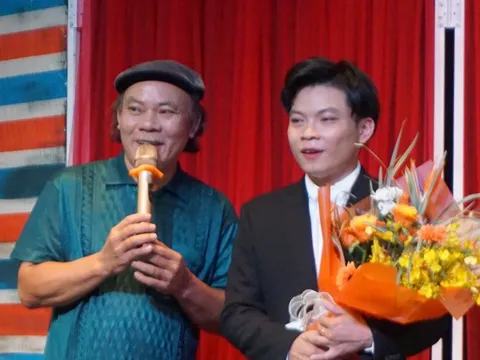 Phương Bình xúc động trong đêm diễn vở "Tiếng hát nửa đêm" do con trai đạo diễn