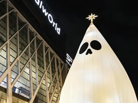 Cả châu Á bật cười nhìn cây thông Noel 'ma ám' tại Thái Lan