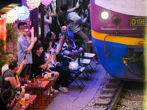 Những chiếc bàn cà phê vẫn kê sát đường tàu Hà Nội