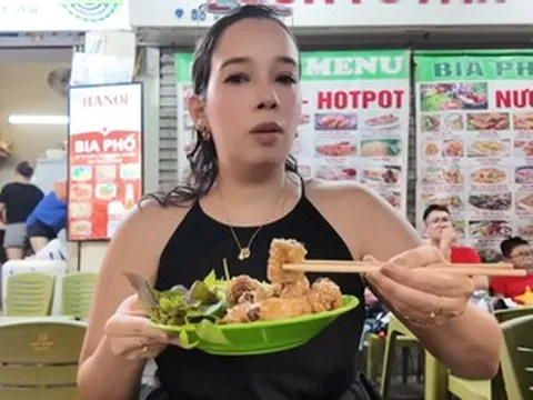 Khách nước ngoài thử món giòn rụm ở phố cổ Hà Nội, nức nở khen vừa rẻ vừa ngon