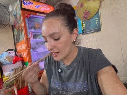 Khách Tây ăn ngay một món khi đến Hà Nội, khen ngon, bất ngờ nhất với mức giá
