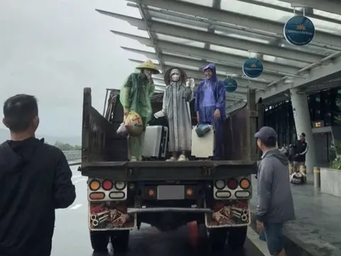 Du khách đi công nông ra sân bay giữa lũ lụt lịch sử ở Huế