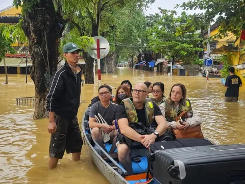 Khách Tây luống cuống nhìn khách sạn ngập dần trong lũ ở Hội An