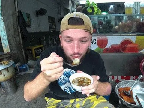 Khách Tây thử món lạ giữa ngày lạnh ở Hải Phòng, xuýt xoa khen ngon