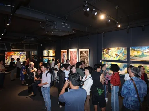 Triển lãm "Hi.69": Khi hai dòng phù sa gặp nhau trên toan vẽ