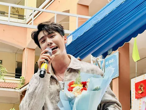 Ca sĩ Phạm Anh Tuấn khuấy động chương trình "Sân khấu học đường"