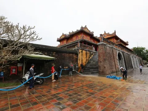 Sập tường Hoàng thành Huế