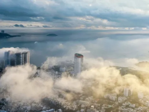 Sương mù phủ kín phố biển Nha Trang