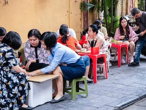 Quán bánh gối 43 năm đông khách ở Hà Nội, ông chủ tiết lộ bí quyết