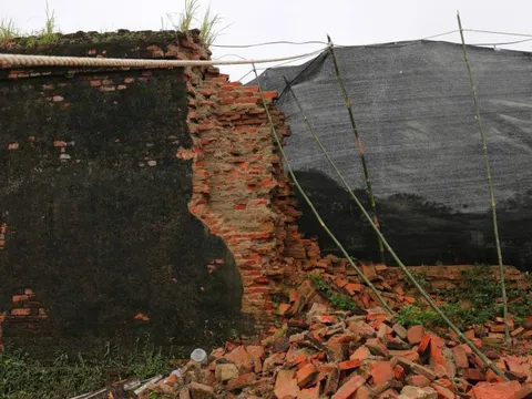 Cận cảnh 15 m tường Hoàng thành Huế đổ sập