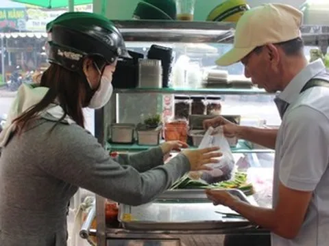 Khách xếp hàng chờ mua, xe xôi 7 màu ở TPHCM hết veo sau 3 giờ mở bán