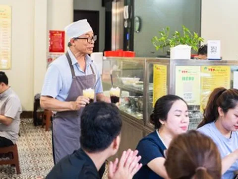 Quán chè gần 50 năm đông khách ở Hà Nội, giữ ký ức nhiều thế hệ