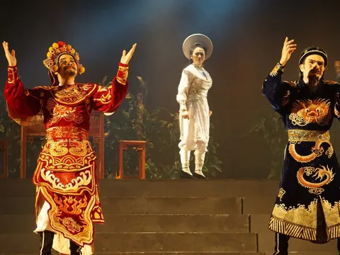 Xem vở hát bội mới "Hiền thần" tại cổng chợ Bình Tây