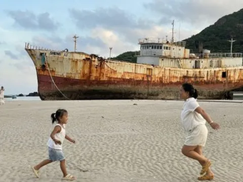 Tàu 'ma' Sheng Li rời Côn Đảo, du khách tiếc nuối điểm check-in gây sốt một thời