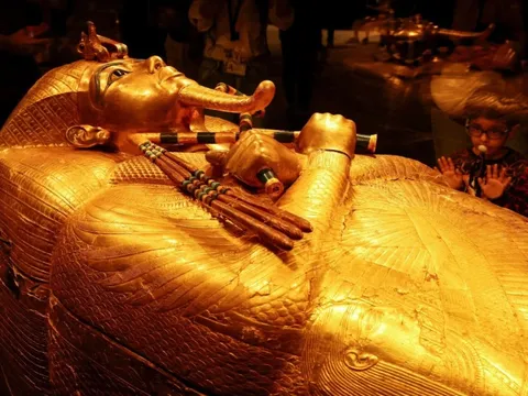Lần đầu lộ diện kho báu của pharaoh vĩ đại nhất Ai Cập