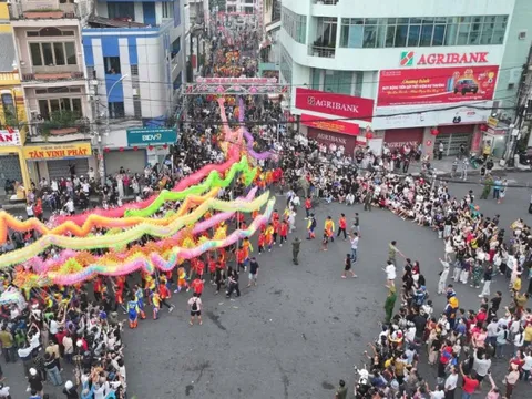 CLIP: Phường đông dân nhất nước đắm chìm trong không khí lễ hội