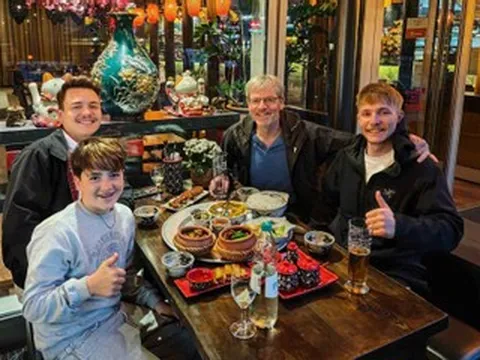 Nhà hàng ở Đức đông nườm nượp nhờ mâm cơm cá kho, cà muối giá hơn 1,4 triệu đồng