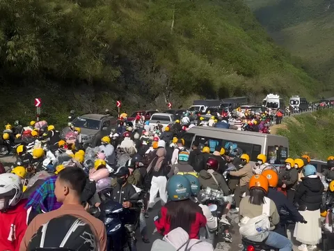Hà Giang 'vỡ trận', khách kẹt cứng 30 phút ở dốc Thẩm Mã