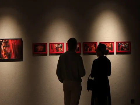 Ba nhiếp ảnh gia kể "sắc đỏ" qua ống kính