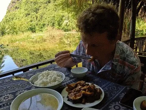 Khách Tây thử đặc sản lạ miệng ở Ninh Bình, khen ngon 'nhất định phải thử'