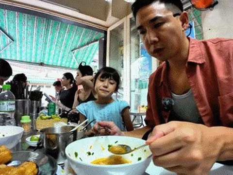 Khách Nhật thử bánh canh cua ở TPHCM, khen ngon nhất, húp cạn nước dùng