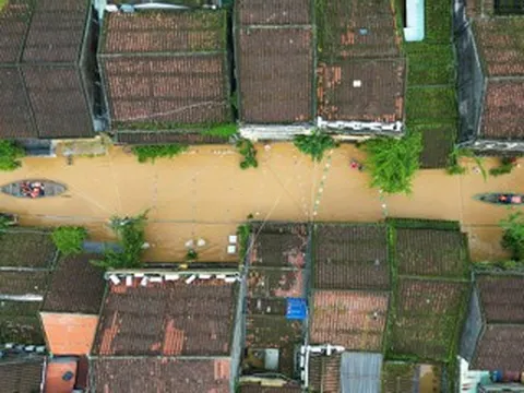 Hội An ngập lụt, du khách vẫn đổ về tham quan, ngồi thuyền ngắm phố cổ