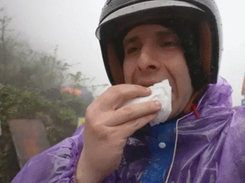 Khách Tây xuýt xoa khen đặc sản 'ngoài giòn trong mềm' giá 5 nghìn ở Tuyên Quang