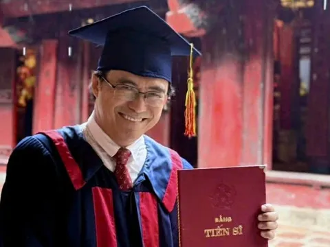 Đạo diễn Hữu Luân hạnh phúc đón nhận bằng tiến sĩ quản lý văn hóa