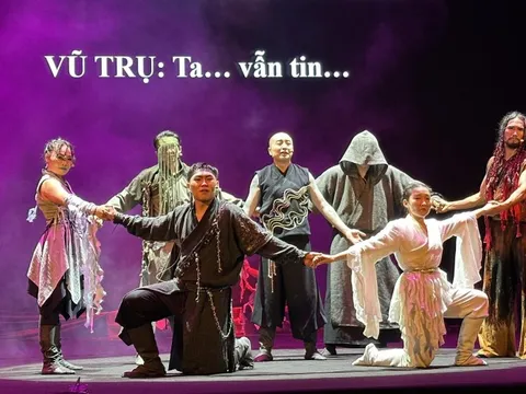 Khán giả cổ vũ nồng nhiệt vở kịch hình thể "Vũ trụ" của Mông Cổ