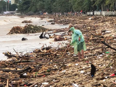 Biển Nha Trang tan hoang