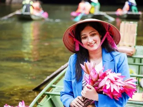 Đoàn phim Ấn Độ ấn tượng với sắc hồng trên dòng Ngô Đồng ở Ninh Bình