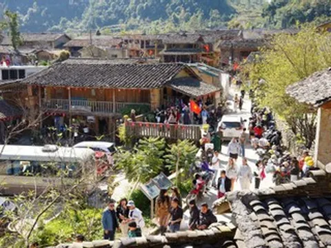 Du khách đông nghịt tại Lô Lô Chải, xếp hàng cả tiếng để chụp ảnh ngày cuối tuần