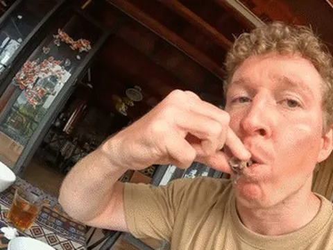 Khách Tây thử đặc sản ngọt thơm ở Thanh Hóa, ghé chợ quê xem món 'dị' nhưng ngon