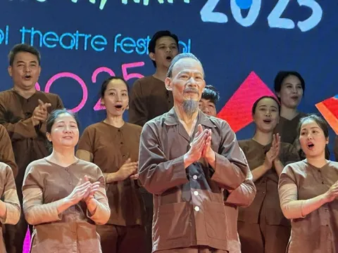 Góc nhìn một trí thức Algeria về Chủ tịch Hồ Chí Minh qua "Người đi dép cao su"