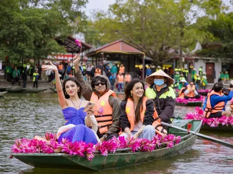 Đoàn phim Ấn Độ trầm trồ tham quan Ninh Bình, đường phố Hà Nội